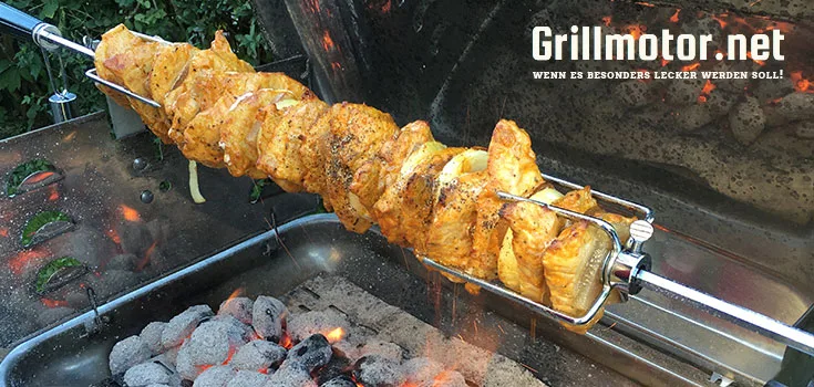 Braten am Drehspieß über dem Grill
