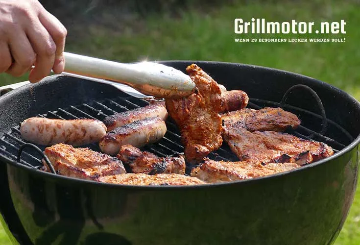 Drehspieß über einem Holzkohle-Kugelgrill