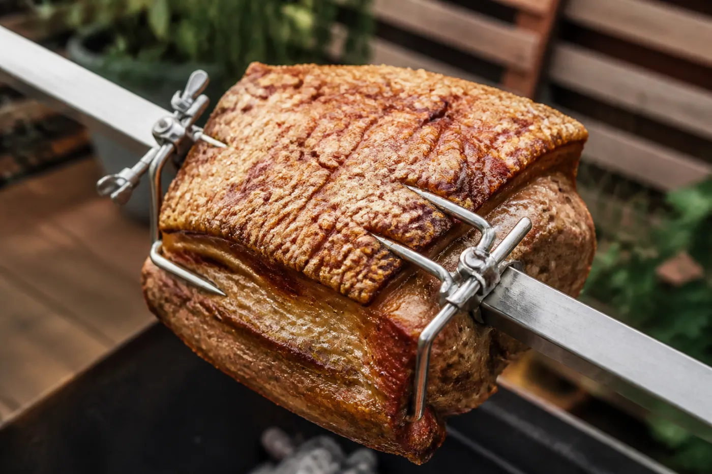 Zwei Fleischklammern spannen das Grillgut auf dem Spieß gegeneinander