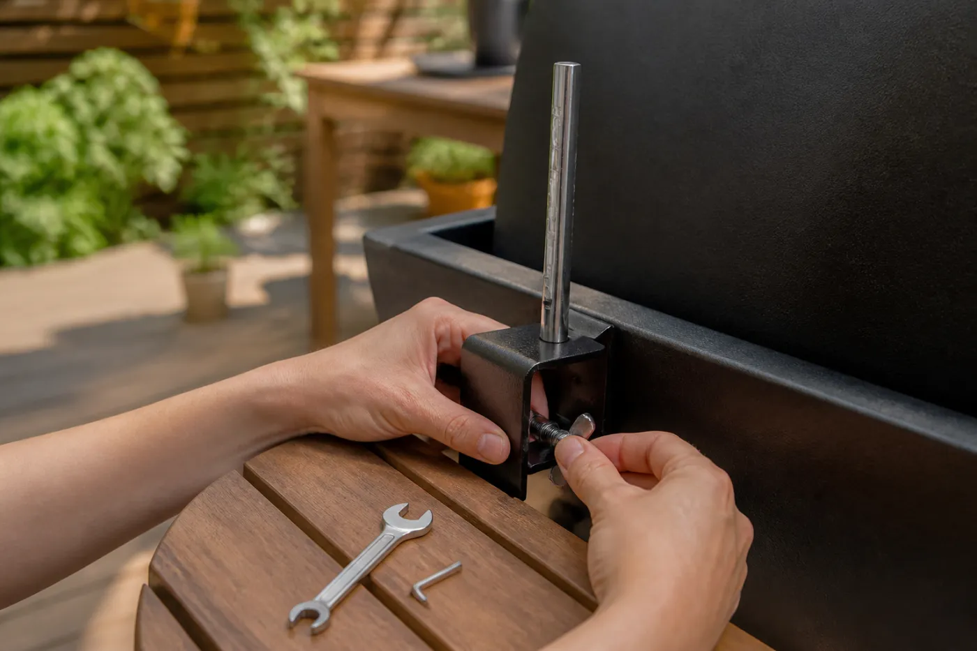 Halterung wird außen an die Grillwand geklemmt