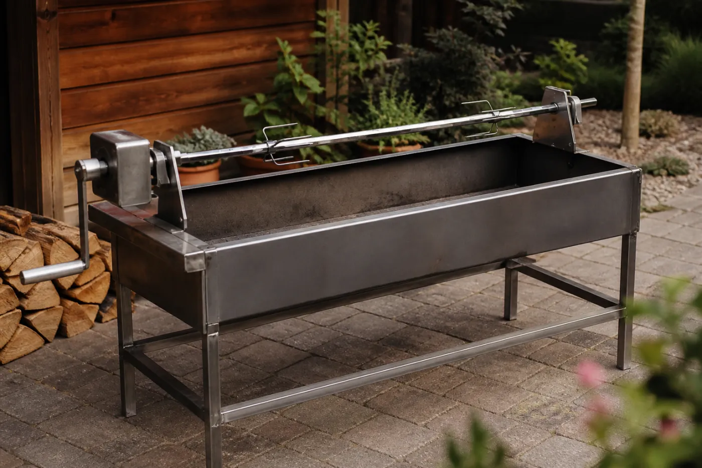 Länglicher Spanferkelgrill mit stabilen Lagerböcken